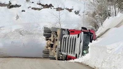 Kastamonu'da doğal gaz taşıyan tır virajı alamayarak devrildi. Kazada sürücü