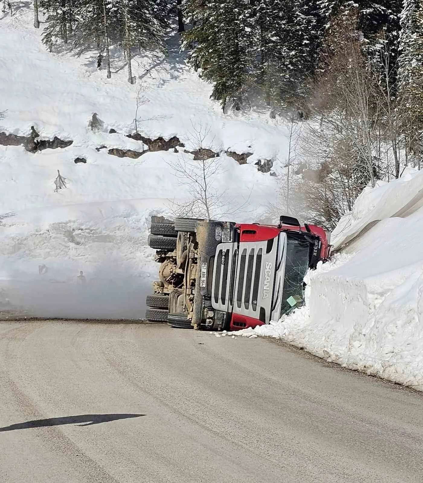 Kastamonu'da doğal gaz taşıyan tır virajı alamayarak devrildi. Kazada sürücü