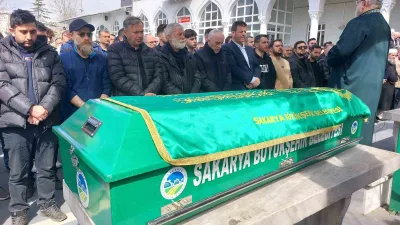 Sakarya'nın Akyazı ilçesinde metruk binanın molozlarını kaldırmak isterken duvarın altında