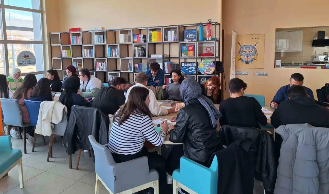 Erzincan Binali Yıldırım Üniversitesi'nde düzenlenen sanat terapisi etkinliği, gençlerin duygularını