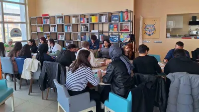 Erzincan Binali Yıldırım Üniversitesi'nde düzenlenen sanat terapisi etkinliği, gençlerin duygularını