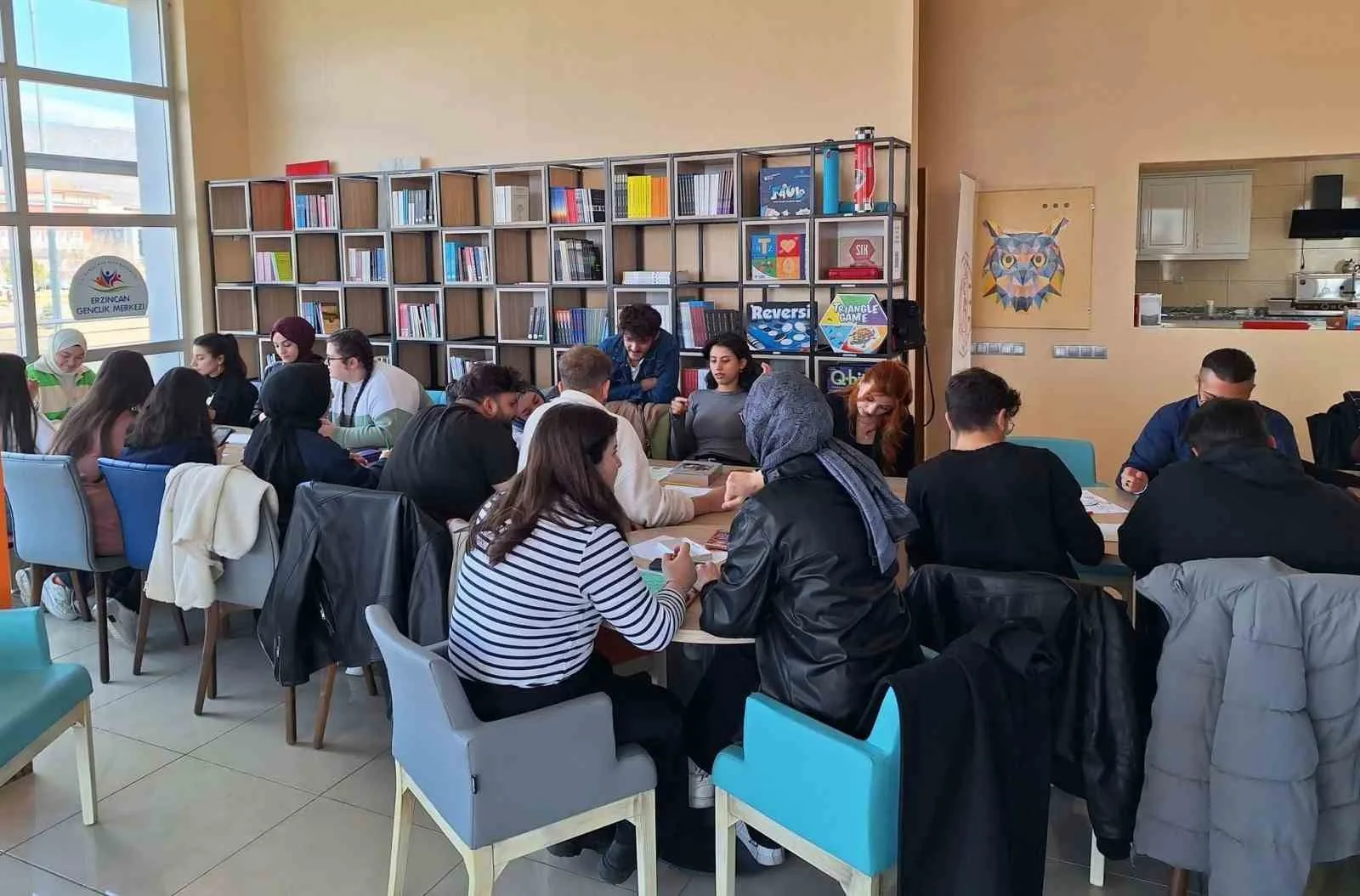 Erzincan Binali Yıldırım Üniversitesi'nde düzenlenen sanat terapisi etkinliği, gençlerin duygularını