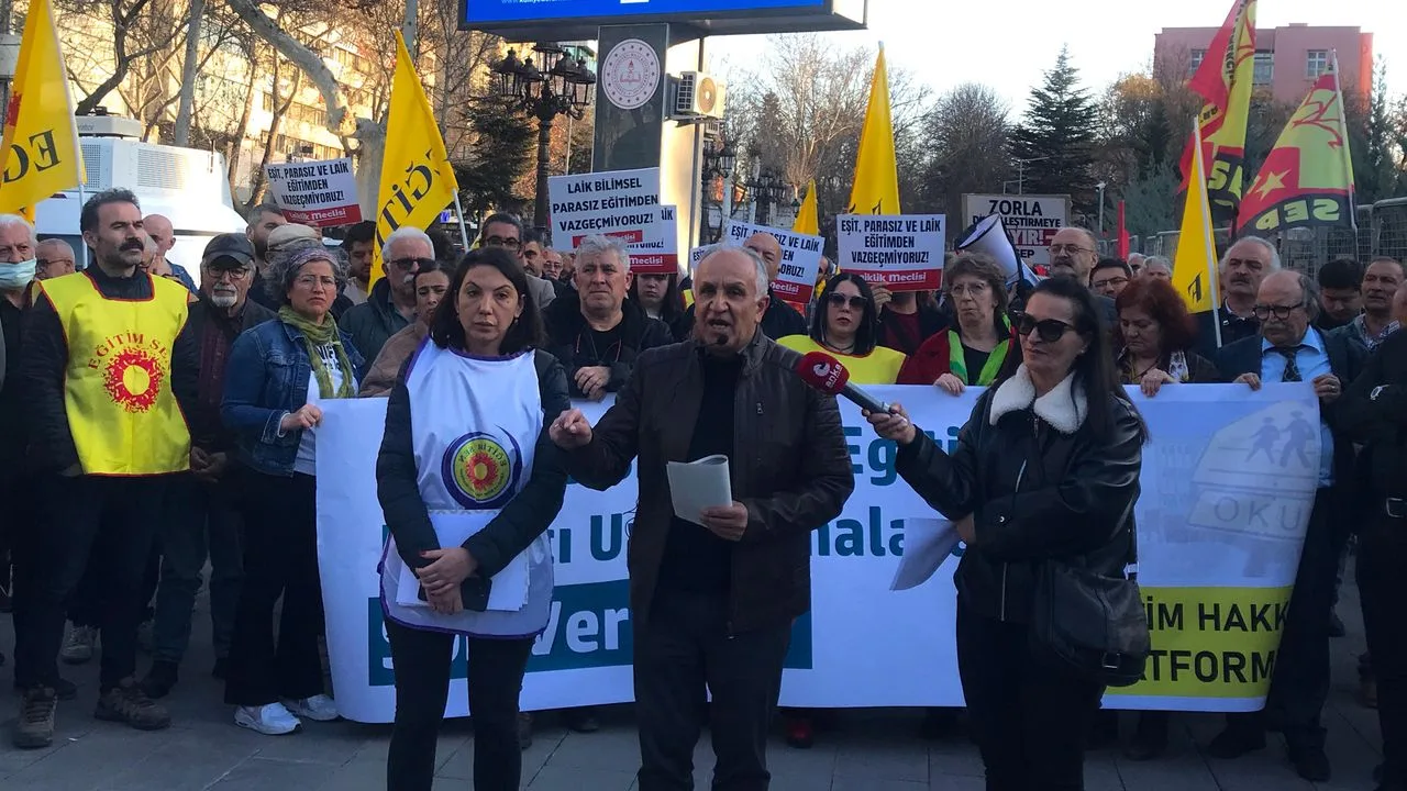 Eğitim Sen Laiklik Meclisi, MEB önünde eylem gerçekleştirdi. Eğitim Sen