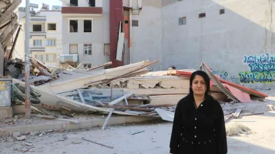 Samandağ'da depremde zarar gören 3 katlı bina yanındaki 2 katlı