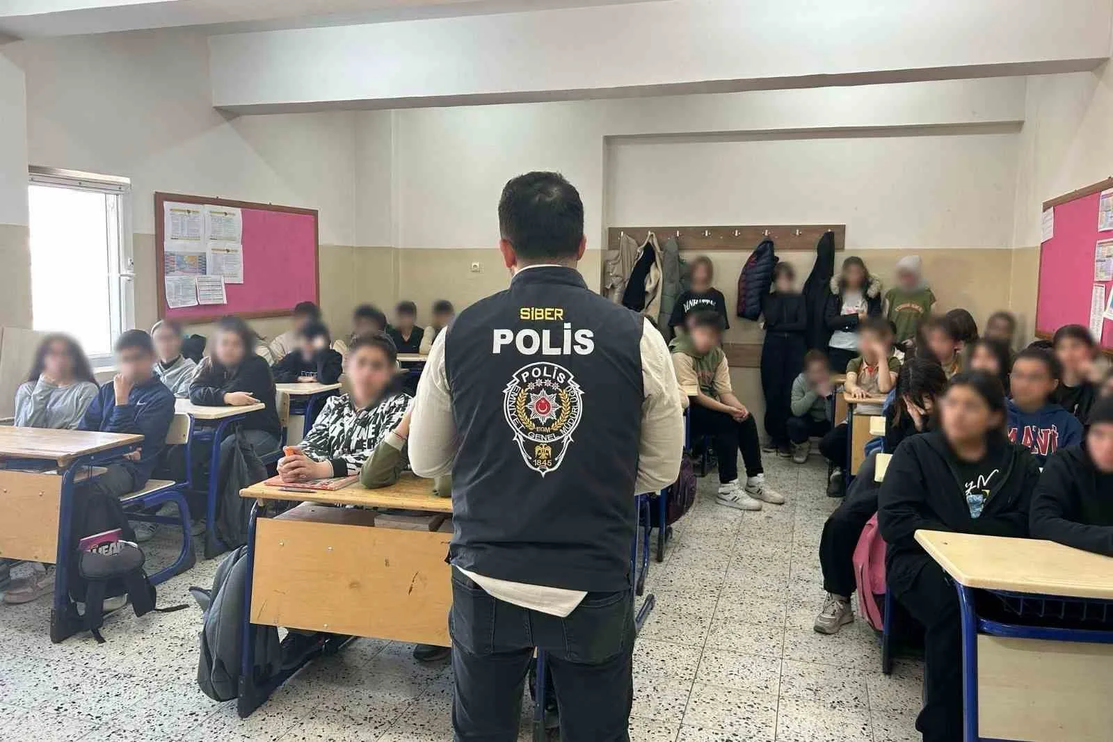 Erzincan'da polis ekipleri, okullarda güvenlik, suçtan korunma, internet kullanımı ve