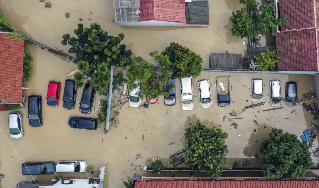 Jakarta'da yaşanan sel felaketinde binlerce kişi tahliye edildi. Yağışların etkisiyle