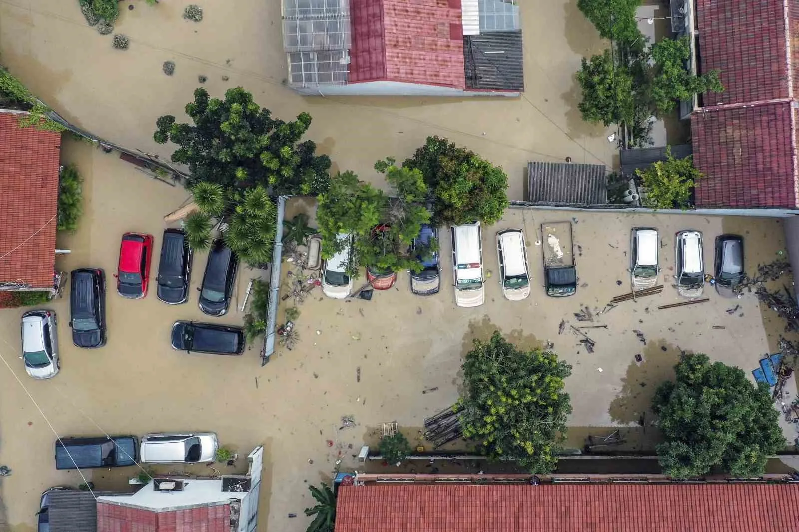 Jakarta'da yaşanan sel felaketinde binlerce kişi tahliye edildi. Yağışların etkisiyle