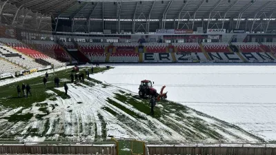 Erzincan'da yoğun kar yağışı sonrası Şehir Stadyumu'ndaki 50 cm kar