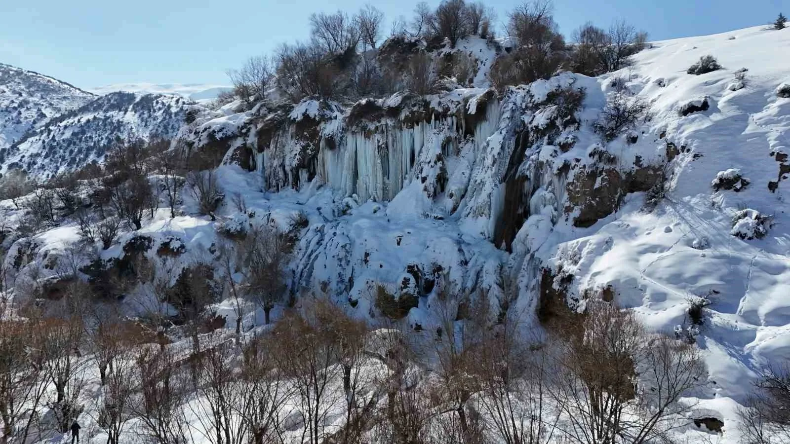 Erzincan'da kar yağışının ardından soğuk hava etkisini gösterdi. Girlevik Şelalesi