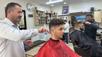Erzincan'da bayram öncesi kuaför ve berberlerde yoğunluk yaşanıyor. Berber Alparslan