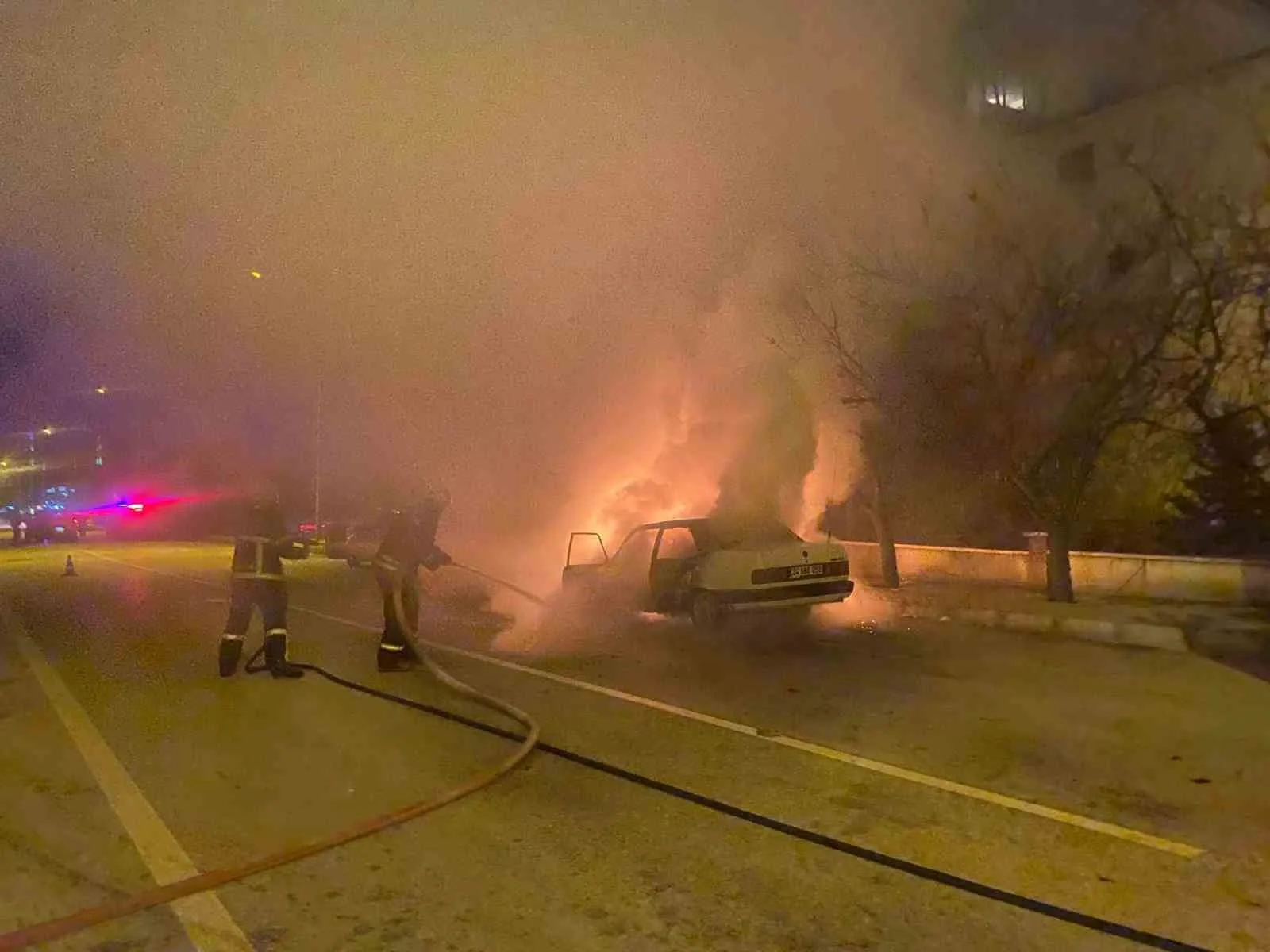 Erzincan Mimarsinan Mahallesi'nde seyir halindeki Fiat Tofaş araç aniden alev