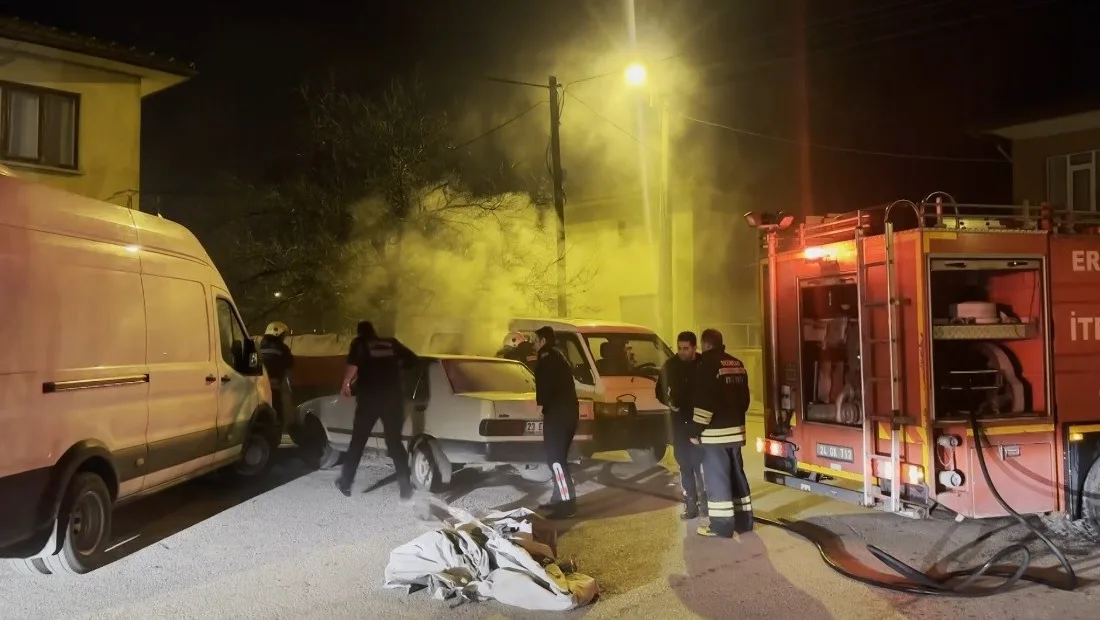 Erzincan'ın İnönü Mahallesinde gece park halindeki bir Fiat Tofaş aracı