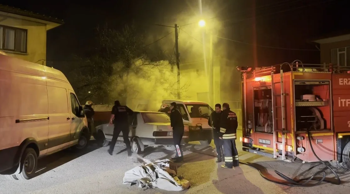Erzincan'ın İnönü Mahallesinde gece park halindeki bir Fiat Tofaş aracı