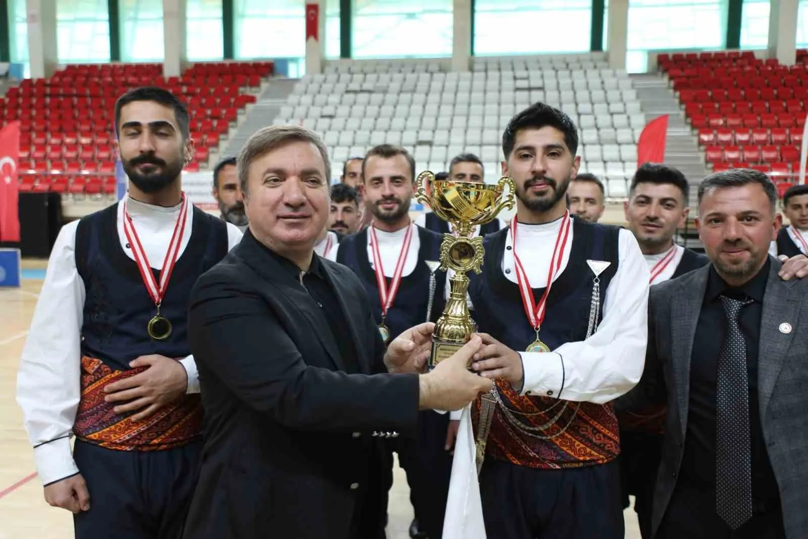 Erzincan’da gençler ve büyükler kategorilerinde yapılan Kulüpler Arası Halk Oyunları