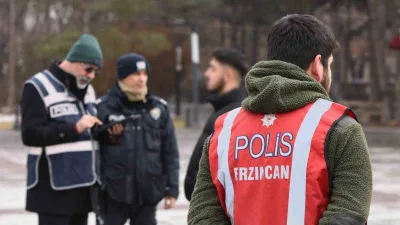 Erzincan'da polis ekipleri tarafından asayiş uygulaması gerçekleştirildi. Kent genelinde Ramazan