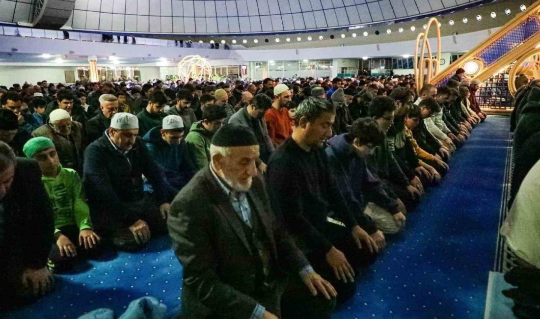 Erzincan'da Ramazan ayının başlangıcıyla ilk teravih namazı Terzibaba Camii'nde kılındı.