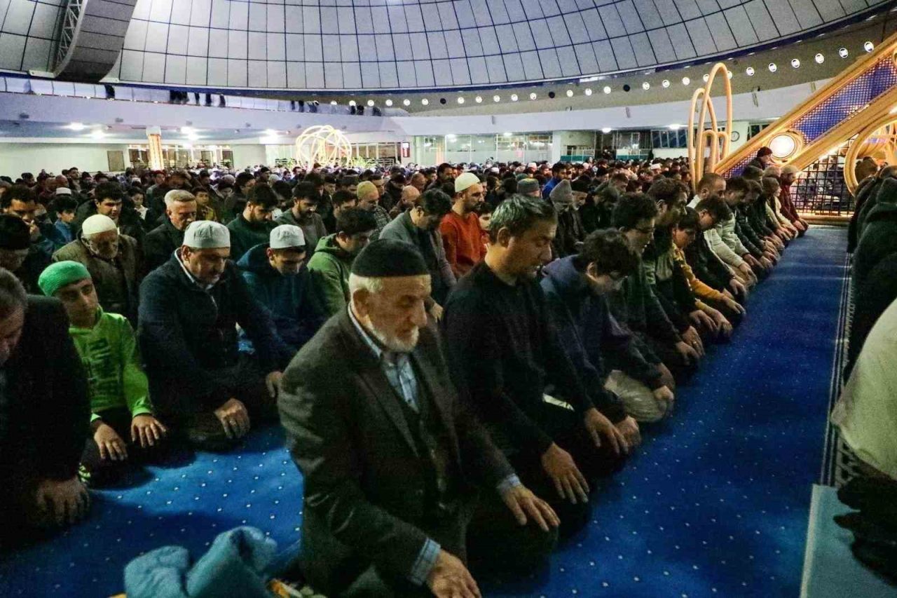 Erzincan'da Ramazan ayının başlangıcıyla ilk teravih namazı Terzibaba Camii'nde kılındı.