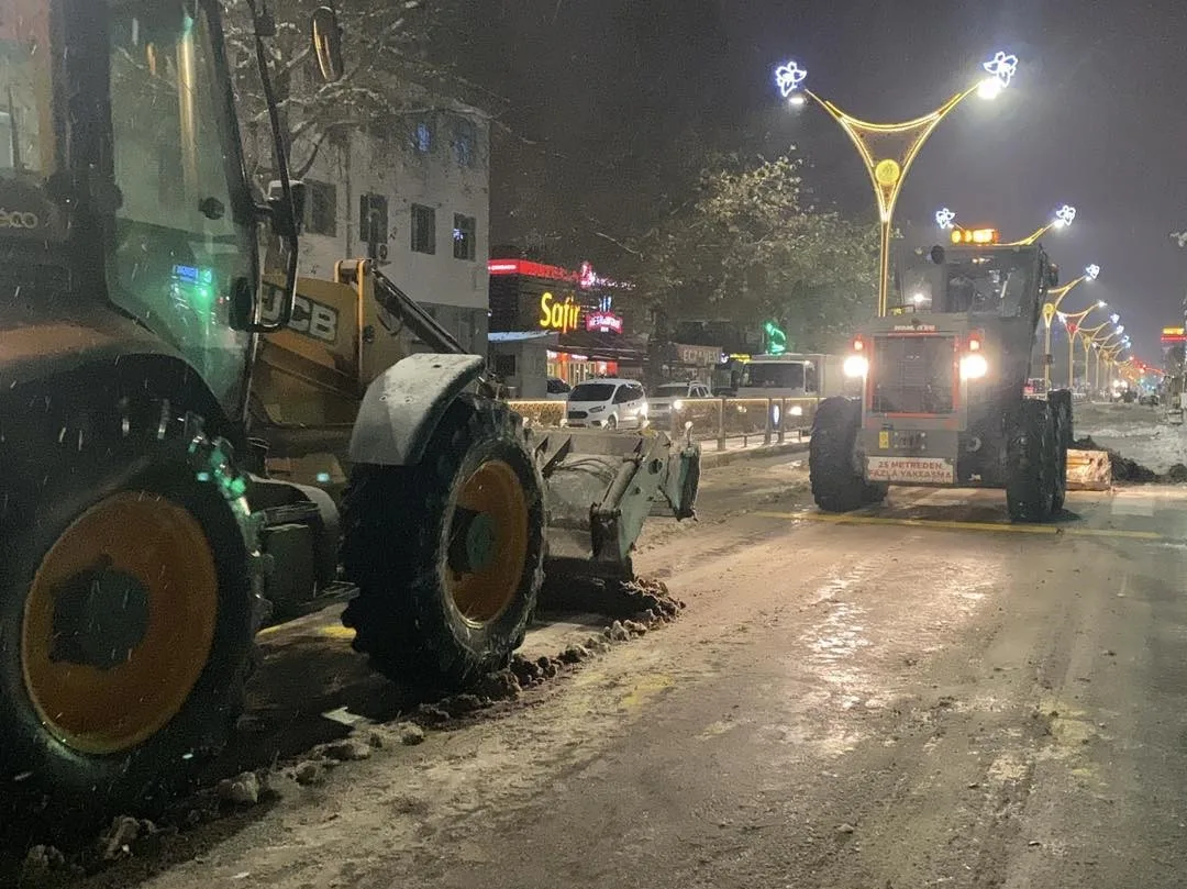 Erzincan'da kar ve tipi nedeniyle ulaşım aksamaları yaşanırken, eğitim öğretime