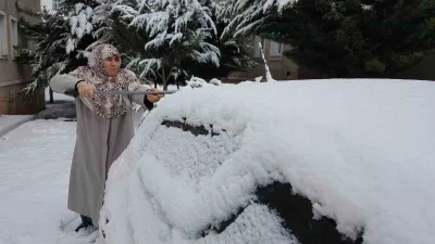 Erzincan'da yoğun kar yağışı etkili oldu. Vatandaşlar araçlarını temizlerken, karla