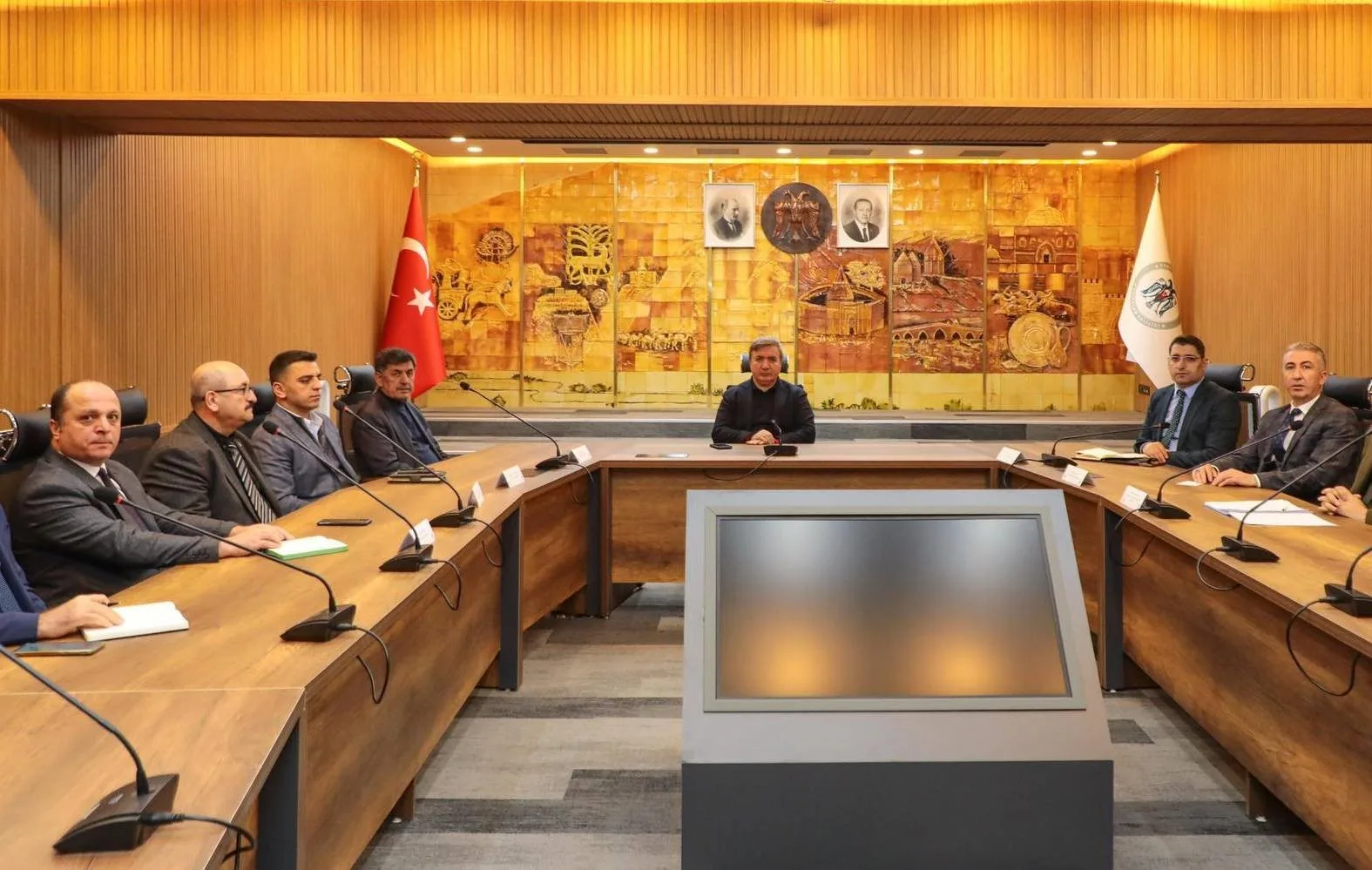 Erzincan Valisi Hamza Aydoğdu önderliğinde sahipsiz hayvanlarla ilgili toplantı yapıldı.