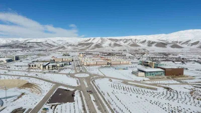 Erzincan'da yoğun kar yağışı nedeniyle karayolu ve hava yolunda ulaşımda