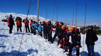 Erzincan’daki Ergan Dağı Kayak Merkezi’nde, 40 kişilik ekip çığda arama