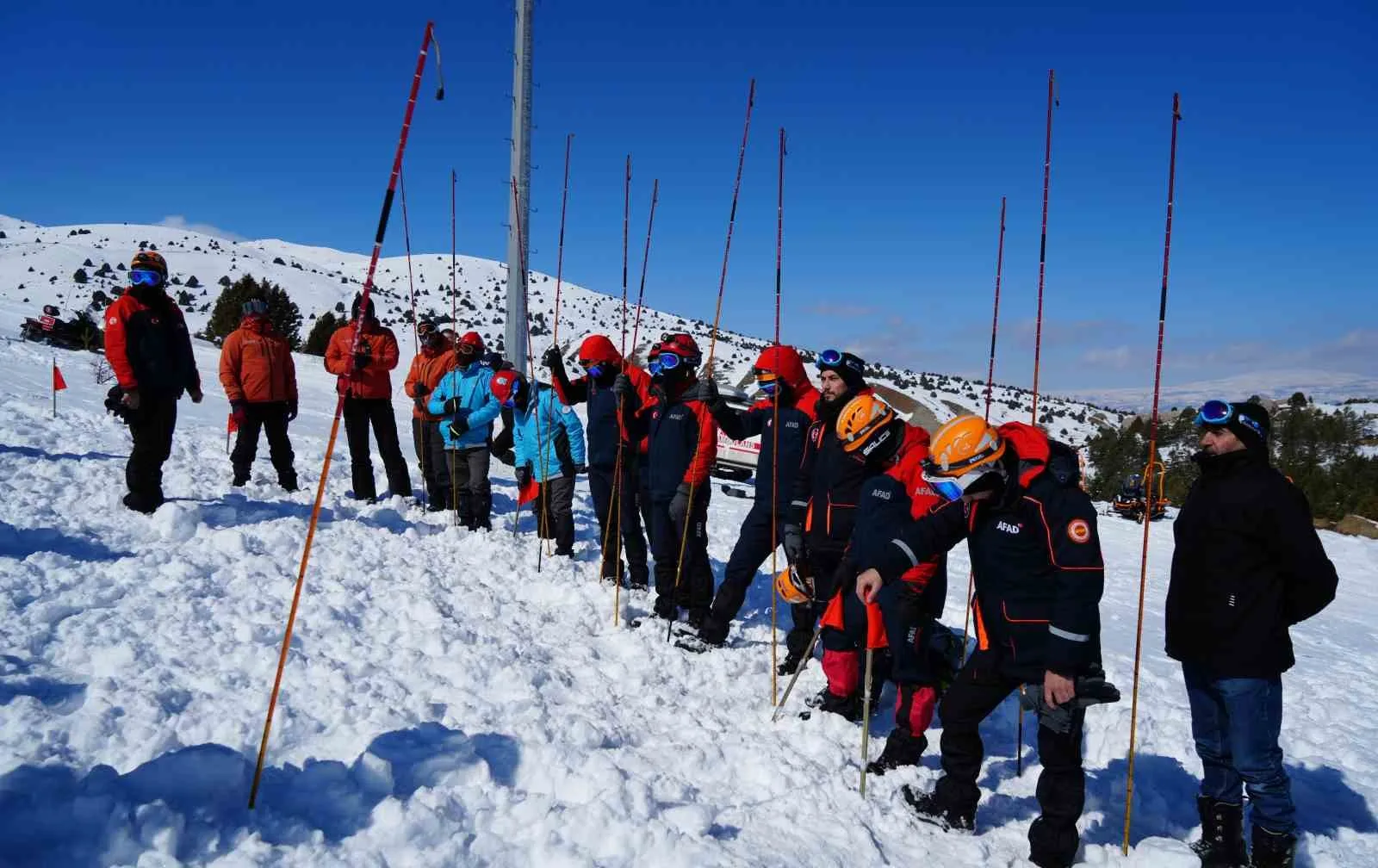 Erzincan’daki Ergan Dağı Kayak Merkezi’nde, 40 kişilik ekip çığda arama