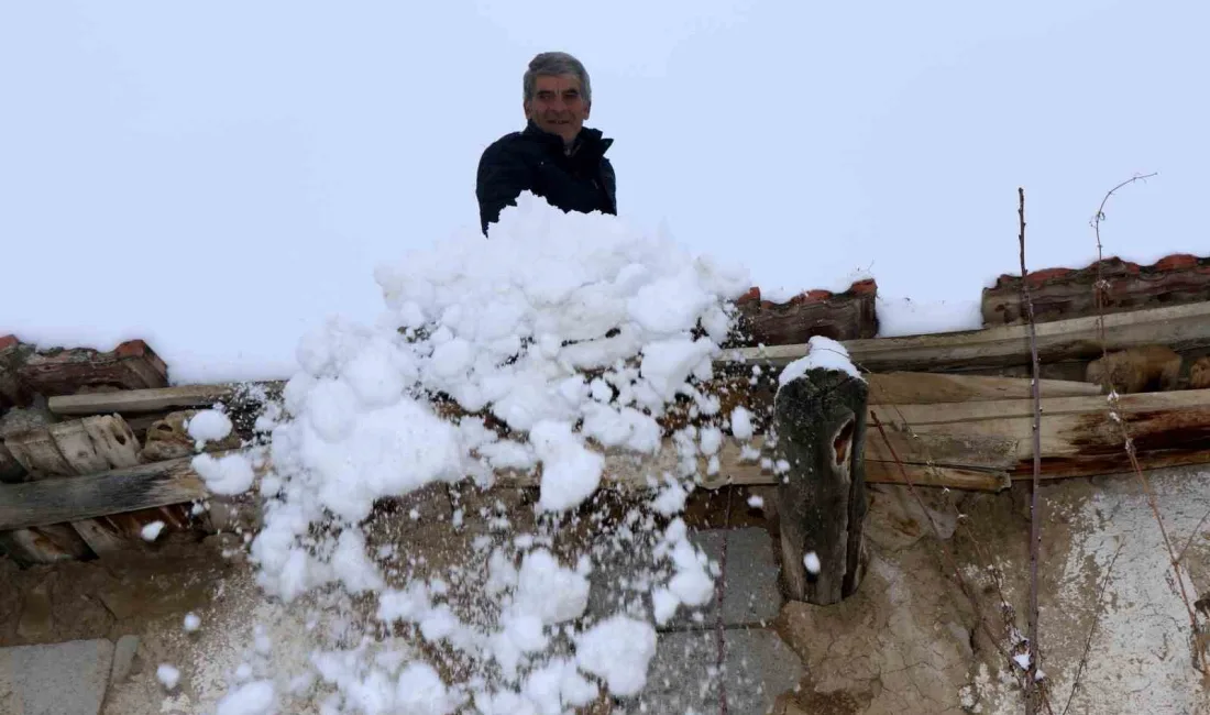 Erzincan'da hava soğurken kent merkezinde yağmur, Refahiye'de ise kar yağmaya