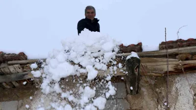 Erzincan'da hava soğurken kent merkezinde yağmur, Refahiye'de ise kar yağmaya