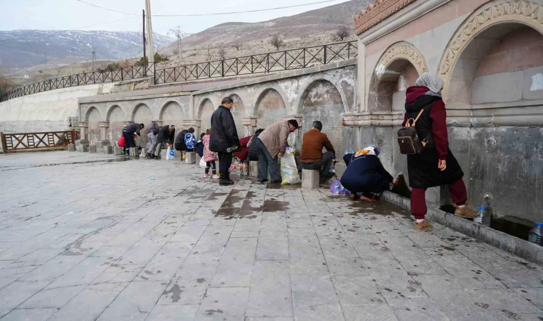 Erzincanlılar, Ekşisu Mesire Alanı'ndaki doğal maden suyu ile iftar açıyor.