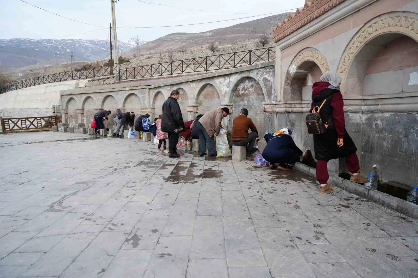 Erzincanlılar, Ekşisu Mesire Alanı'ndaki doğal maden suyu ile iftar açıyor.