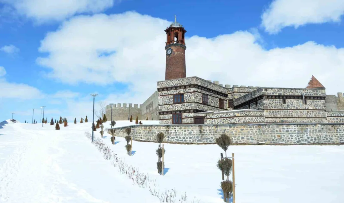 Erzurum'da kuvvetli kar yağışı ve fırtına uyarısı yapıldı. Ulaşımda aksamalar,