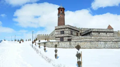 Erzurum'da kuvvetli kar yağışı ve fırtına uyarısı yapıldı. Ulaşımda aksamalar,