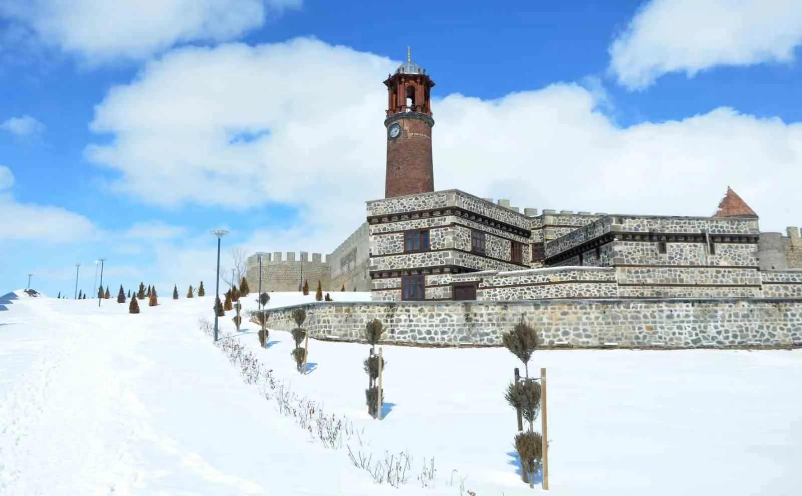 Erzurum'da kuvvetli kar yağışı ve fırtına uyarısı yapıldı. Ulaşımda aksamalar,