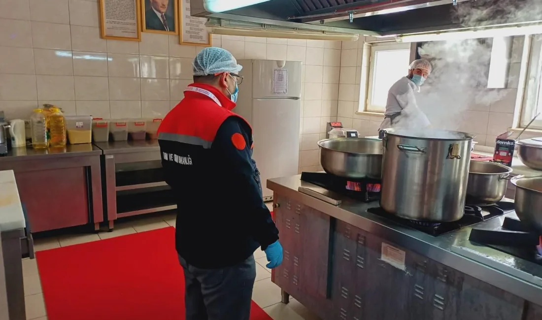 Erzurum'da gıda üreten işletmeler denetlenmeye devam ediyor. Kent merkezinde yapılan