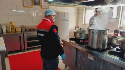 Erzurum'da gıda üreten işletmeler denetlenmeye devam ediyor. Kent merkezinde yapılan