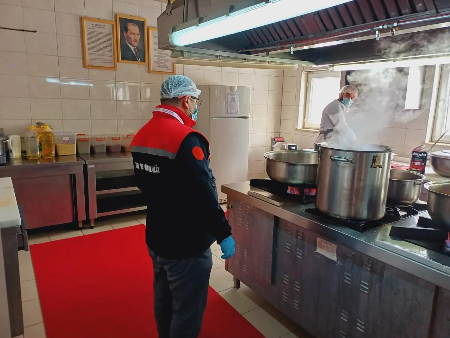 Erzurum'da gıda üreten işletmeler denetlenmeye devam ediyor. Kent merkezinde yapılan