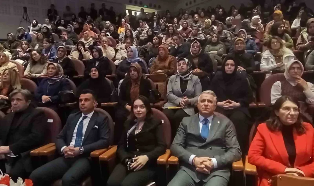 Erzurum'da düzenlenen 8 Mart etkinliğinde Rabia Birsen Göğercin'in konuk olduğu