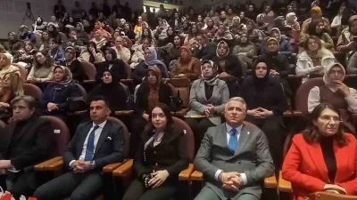 Erzurum'da düzenlenen 8 Mart etkinliğinde Rabia Birsen Göğercin'in konuk olduğu