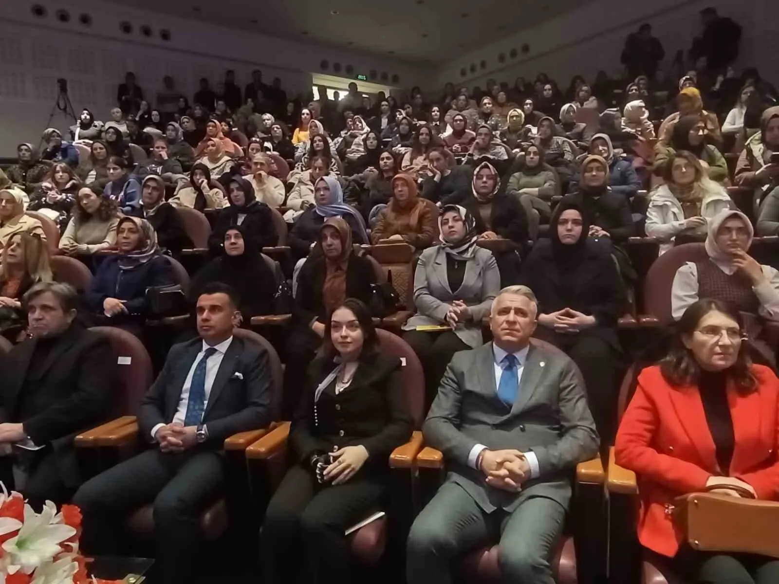 Erzurum'da düzenlenen 8 Mart etkinliğinde Rabia Birsen Göğercin'in konuk olduğu
