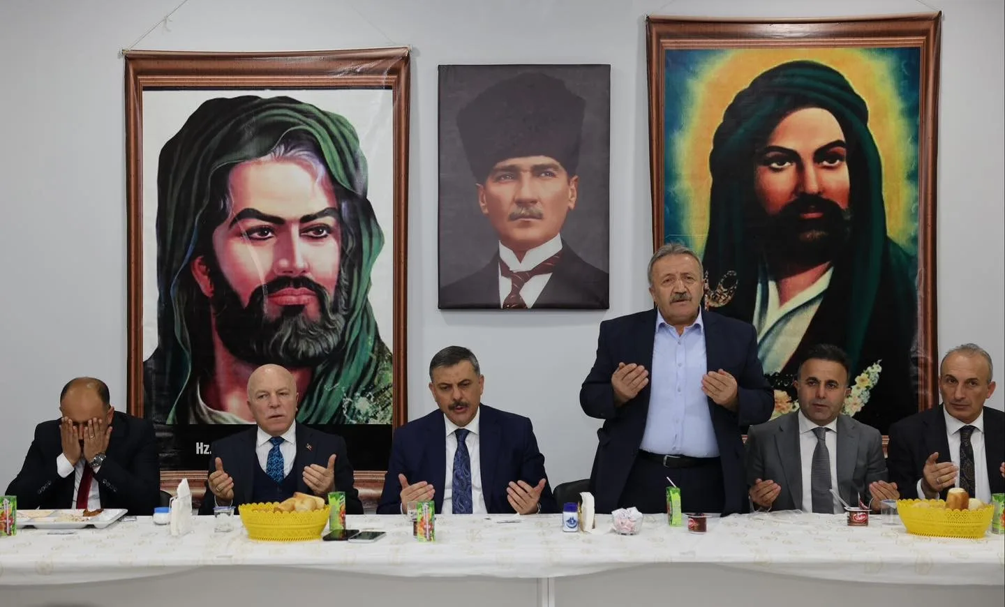 Erzurum'da Hz. İmam Hüseyin Erzurum Cemevi’nde düzenlenen "Gönül Sofrası" iftarında