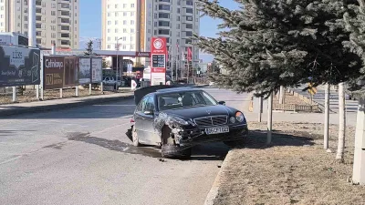 Erzurum'da ticari araç ile otomobilin çarpışması sonucu 2 kişi hafif