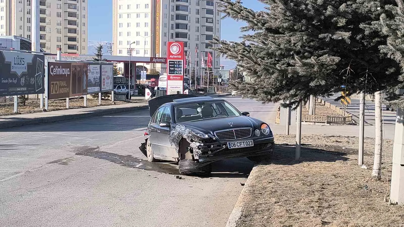 Erzurum'da ticari araç ile otomobilin çarpışması sonucu 2 kişi hafif