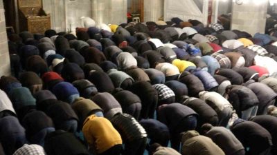 Erzurum'da Ramazan'ın ilk teravih namazı için vatandaşlar, tarihi Lala Paşa