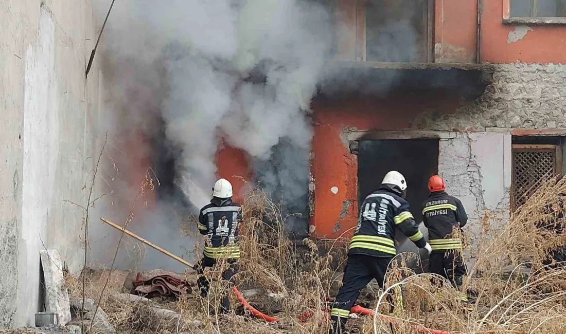 Erzurum'da terk edilmiş bir binada çıkan yangın itfaiye tarafından kontrol