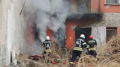 Erzurum'da terk edilmiş bir binada çıkan yangın itfaiye tarafından kontrol