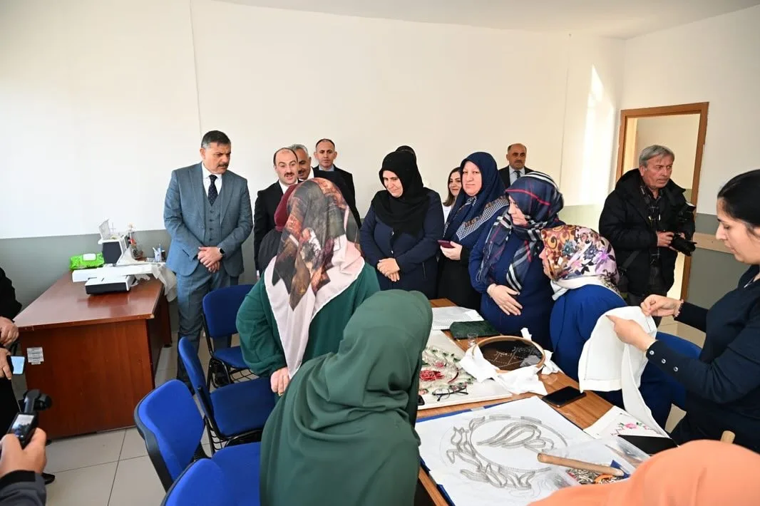 Erzurum'un Oltu ilçesindeki Aile Destek Merkezi'nde kadınlara yönelik düzenlenen kurslara