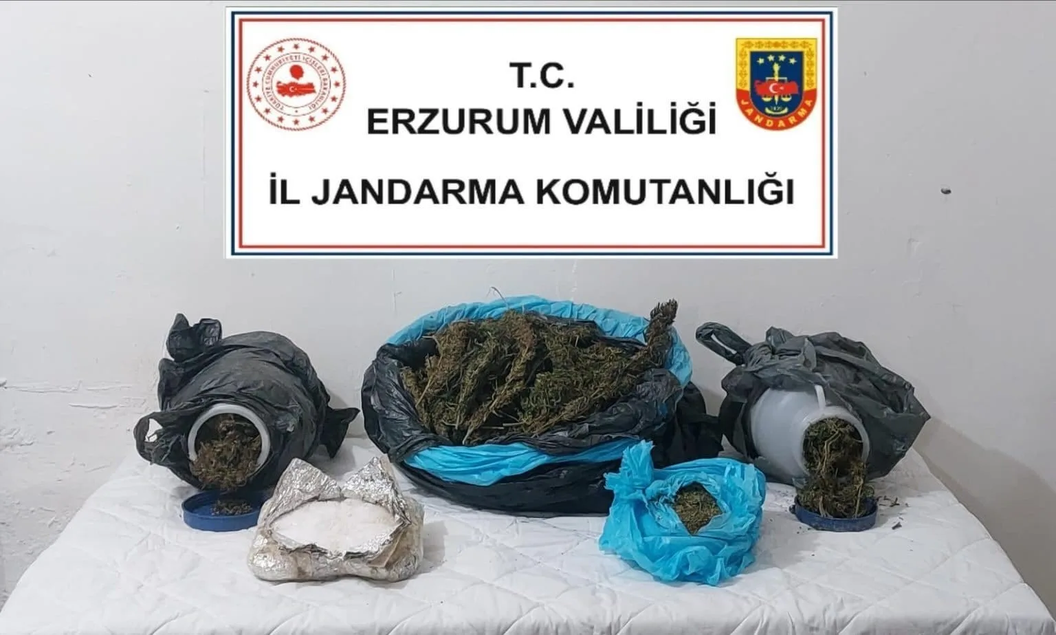 Hınıs'ta Jandarma operasyonunda kubar ve toz esrar ele geçirildi. Metamfetamin