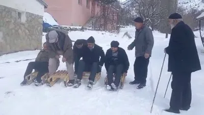 Erzurum'da yaşlılar karda kızak keyfi yaparak eğlendi. Tortum ilçesinde kendi