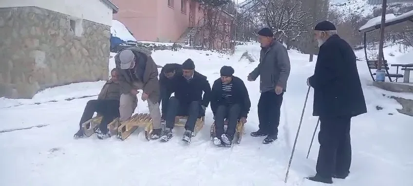 Erzurum'da yaşlılar karda kızak keyfi yaparak eğlendi. Tortum ilçesinde kendi